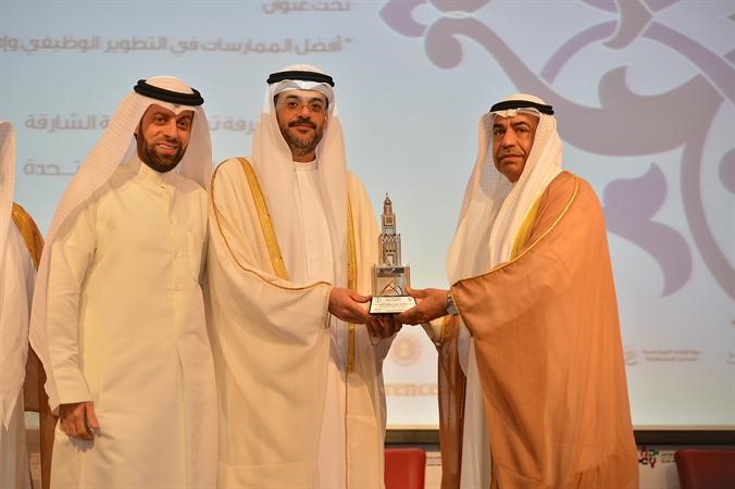 فوزي المجدلي مكرما سمو الشيخ سلطان بن محمد بن سلطان القاسمي
