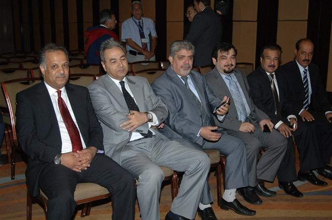 دمحمد الهيفي مع عدد من المشاركين في المؤتمر