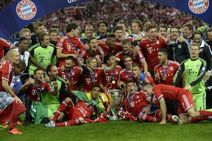 لاعبو بايرن ميونيخ ولقطة تذكارية مع الكاس داخل منصة التتويج بالملعب افپ