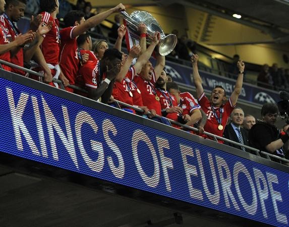 لاعبو بايرن ميونيخ ملوك اوروبا يحتفلون بالتتويج بكاس دوري الابطال رويترز