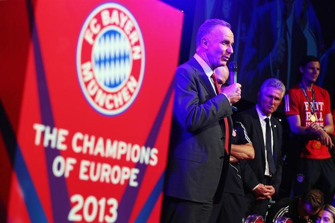 رومينيغه متحدثا خلال الحفل عقب التتويج بكاس دوري الابطال افپ