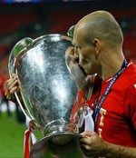 نجم بايرن ميونيخ اريين روبن يقبل كاس دوري ابطال اوروبا اپ