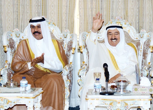 سمو الامير محييا الحضور وبجواره سمو ولي العهد الشيخ نواف الاحمد