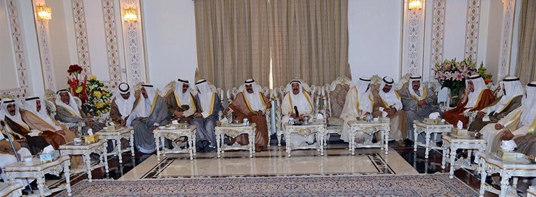 صاحب السمو الامير وسمو ولي العهد وعلي الراشد وكبار الشيوخ والحضور خلال اللقاء