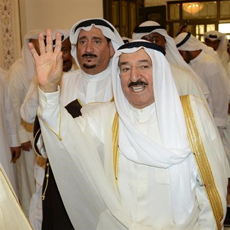 صاحب السمو الامير الشيخ صباح الاحمد يحيي الحضور في ديوان الدويش