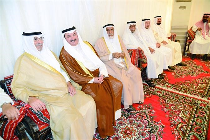 ناصر الدويلة ورجا الحجيلان مع عدد من الحضور