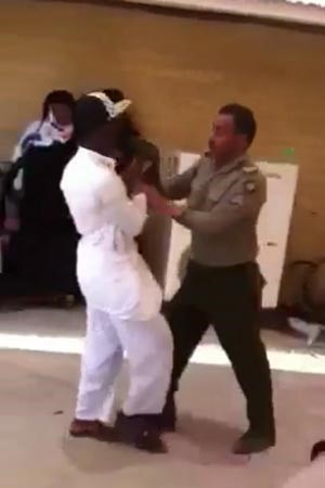 بالفيديو.. موظف جوازات سعودي يضرب المراجعين بحزامه ويطردهم