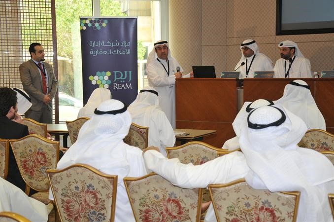 ابراهيم الكندري خلال استعراض خطوات المزاد محمد خلوصي