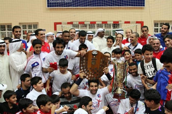 الرئيس الفخري لنادي الكويت مرزوق الغانم مع ابطال اليد	عادل اليعقوب 