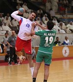 محاولة للتسديد ودفاع عرباوي