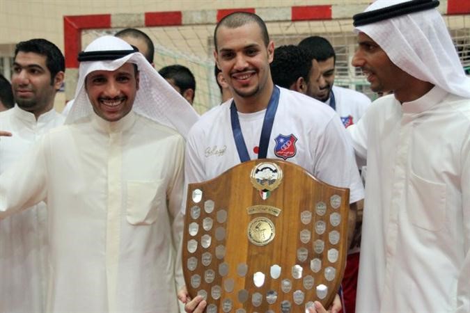 مرزوق الغانم وخالد الغانم وبينهما درع الدوري