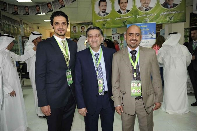 د عبدالوهاب العوضي يتوسط د سامي المانع ود محمد دشتي
