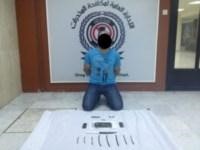 المتهم وامامه المضبوطات