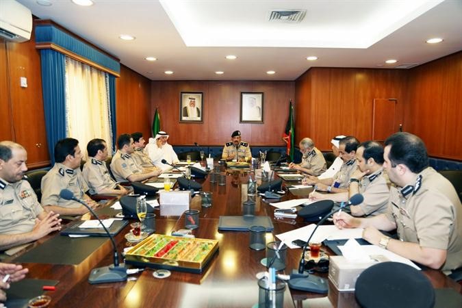 اللواء الشيخ فيصل النواف مترئسا اجتماعا ضمه ومديري الهجرة