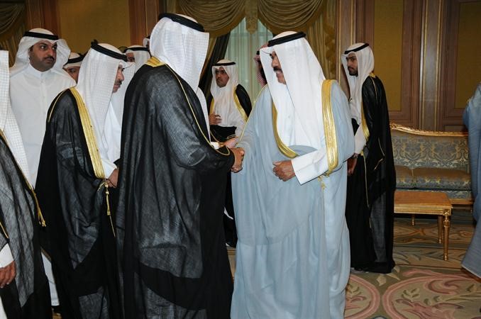 سمو ولي العهد الشيخ نواف الاحمدلدى لقائه عددا من المواطنين