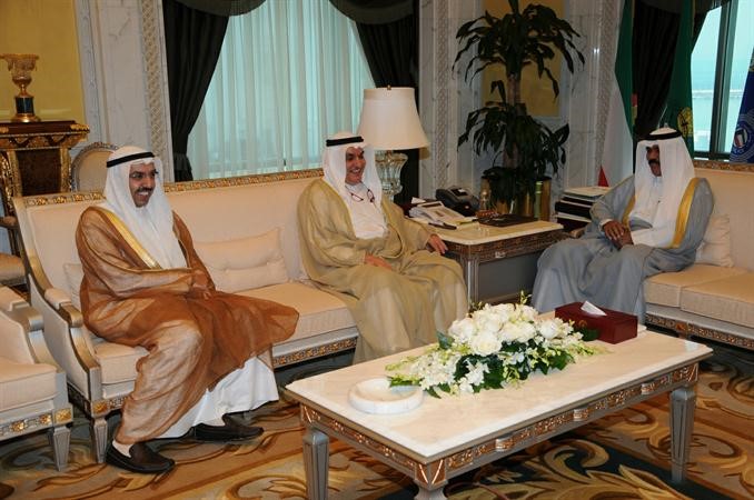 سمو ولي العهد الشيخ نواف الاحمد مستقبلا محمد الصقر وخالد هلال المطيري