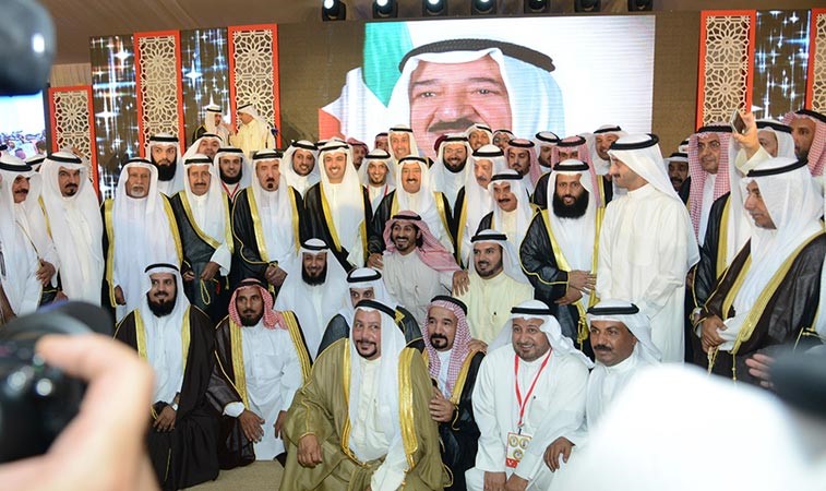 صاحب السمو الامير الشيخ صباح الاحمد متوسطا الحضور في لقطة تذكارية