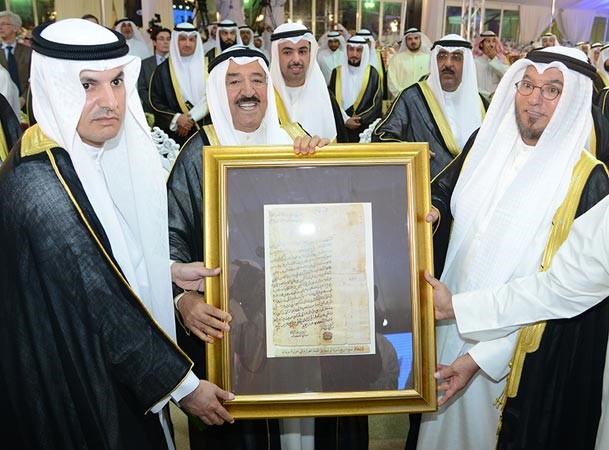 وسموه يتسلم هدية وثيقة عن تاريخ اسرة الرشيد من قبيلة العوازم في جزيرة بوبيان