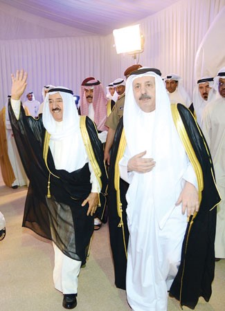صاحب السمو الامير الشيخ صباح الاحمد محييا الحضور لدى وصوله الى ديوان فلاح بن جامع