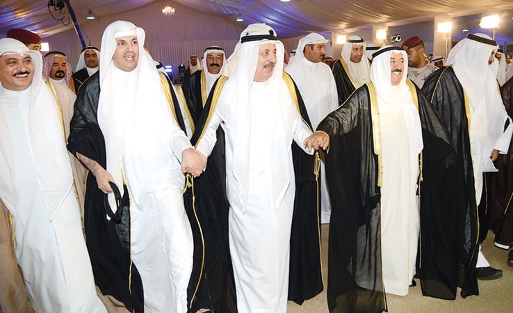 سمو الامير مشاركا في اداء الفريسني