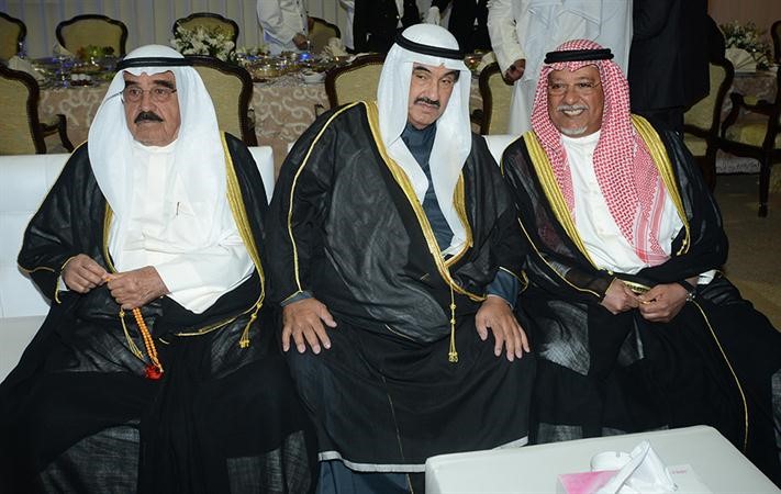 سمو الشيخ ناصر المحمد متوسطا الشيخ فيصل السعود والشيخ علي الجراح