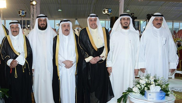 فلاح بن جامع متوسطا الشيخ فيصل الحمود وسالم النملان ود بدر الداهوم وفلاح الصواغ وسالم الحماد
