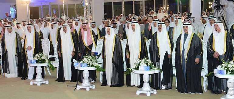 صاحب السمو الامير الشيخ صباح الاحمد وسمو ولي العهد الشيخ نواف الاحمد والحضور وقوفا اثناء السلام الوطني