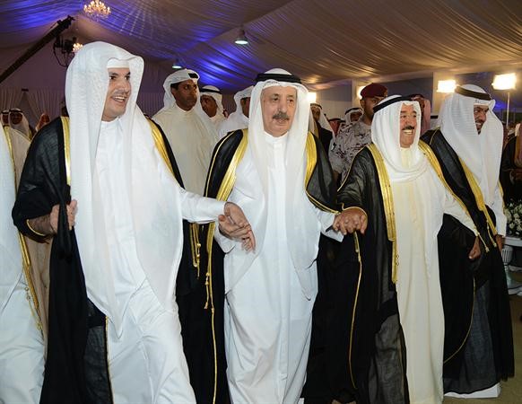 صاحب السمو الامير مشاركا في اداء الفريسني