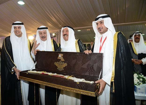 تقديم هدية تذكارية لصاحب السمو الامير