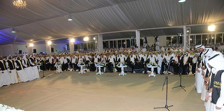 صاحب السمو الامير والحضور يتابعون رقصة العرضة