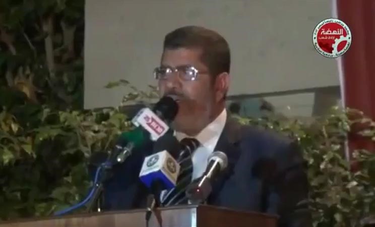 بالفيديو.. الرئيس المصري يقطع الاجتماع ويؤذن بنفسه لصلاة العشاء !
