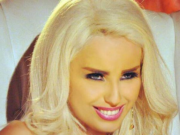 فنانة لبنانية ترتدي حذاءً عليه صورة «نتنياهو»