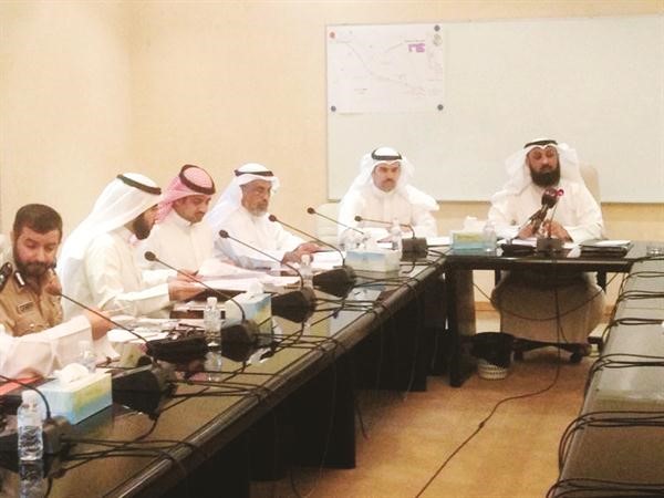 مانع العجمي مترئسا اجتماع لجنة الاحمدي﻿