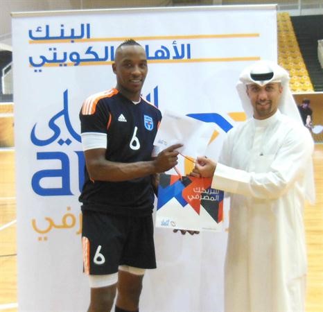علي البغلي يسلم الجائزة لافضل لاعب
