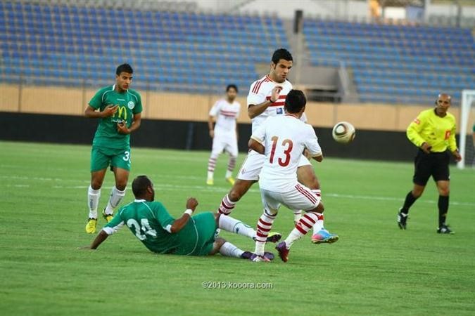 مهاجم الزمالك احمد جعفر يحصل على الكرة وسط ملاحقة من مدافعي الاتحاد