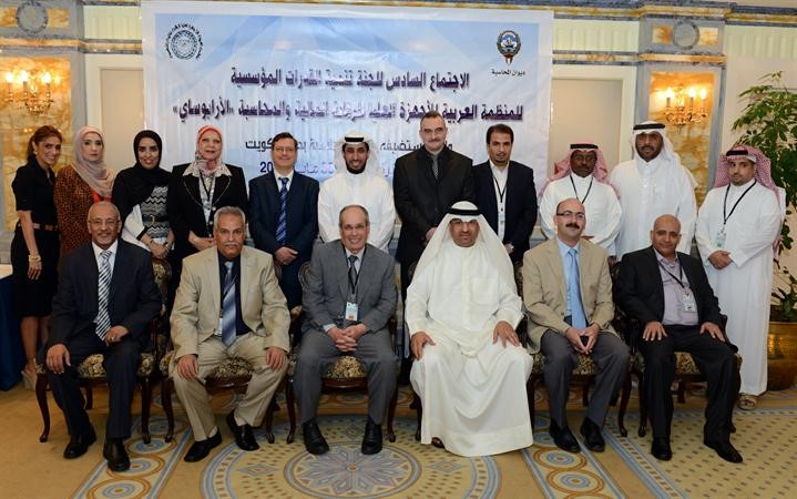اعضاء اللجنة في لقطة جماعية