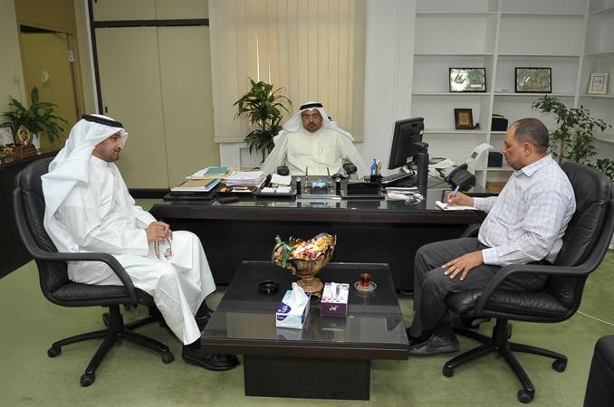 العلي متحدثا للزميل عاطف رمضان بحضور احمد الخياط اسامة ابوعطية