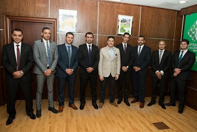رائد برجاس متوسطا فريق عمل الشبكة العربية العقارية
