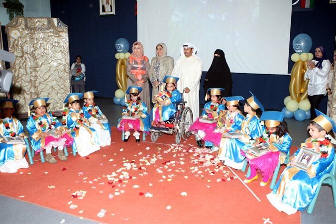 بدر الفريح وفريدة العجمي يتوسطان الخريجين