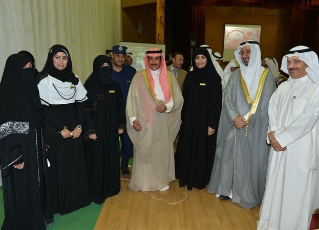 الشيخ د ابراهيم الدعيج متوسطا بعض الحضور خلال الحفل