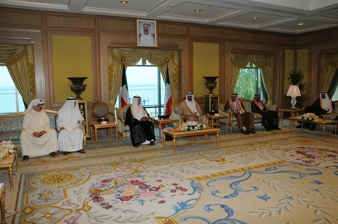 سمو ولي العهد الشيخ نواف الاحمد مستقبلا رئيس واعضاء مبرة العوازم الخيرية
