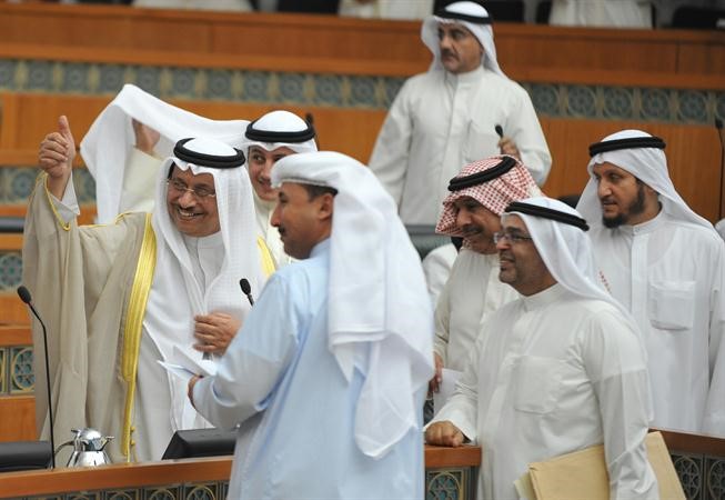 سمو رئيس الوزراء يشير الى الاعلاميين بعد انتهاء الجلسة مباشرة