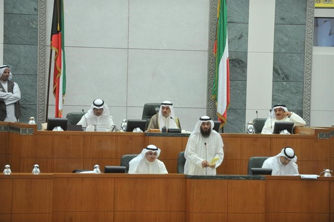 رئيس مجلس الامة علي الراشد ونائبهمبارك الخرينج وامين السر كامل العوضي على المنصة وتبدو الامانة العامة متين غوزال