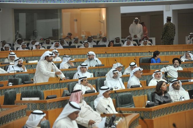 نواف الفزيع متحدثا اثناء الجلسة