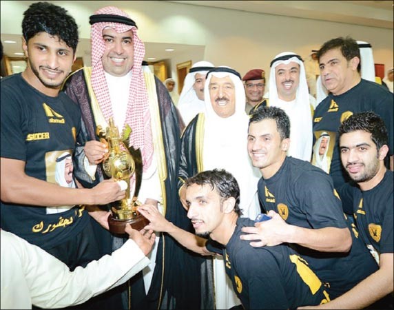 صاحب السمو الامير يقدم كاس سموه الى رئيس نادي القادسية الشيخ خالد الفهد ولاعبي ومدرب الفريق بحضور رئيس مجلس الامة علي الراشد
