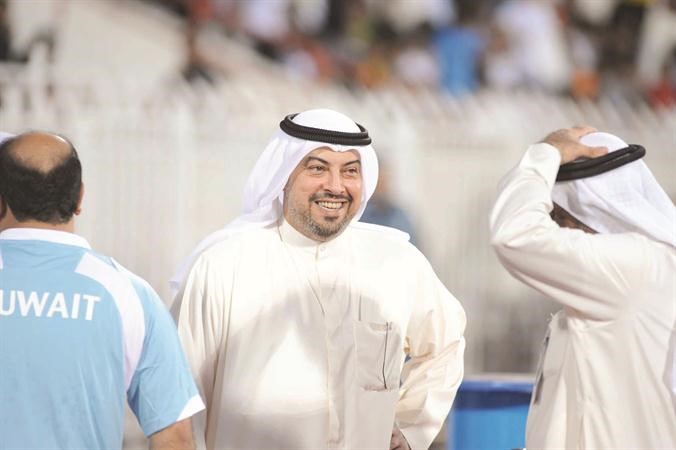 رئيس الاتحاد الشيخ طلال الفهد يشرف على التنظيم في الملعب﻿