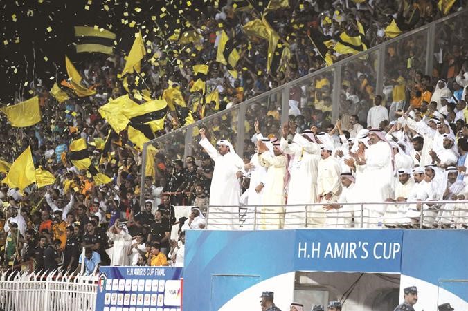 جماهير القادسية تحتفل بعد تسجيل الاهداف الثلاثة﻿