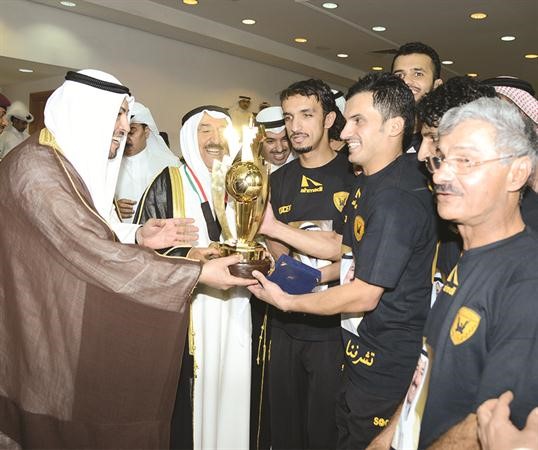 صاحب السمو الامير الشيخ صباح الاحمد يسلم الكاس للاعبي الاصفر﻿