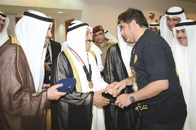 صاحب السمو الامير مهنئا مدرب القادسية محمد ابراهيم بحضور الشيخ طلال الفهد﻿