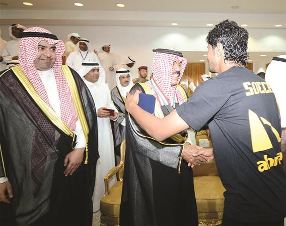 سمو ولي العهد مهنئا مساعد ندا﻿